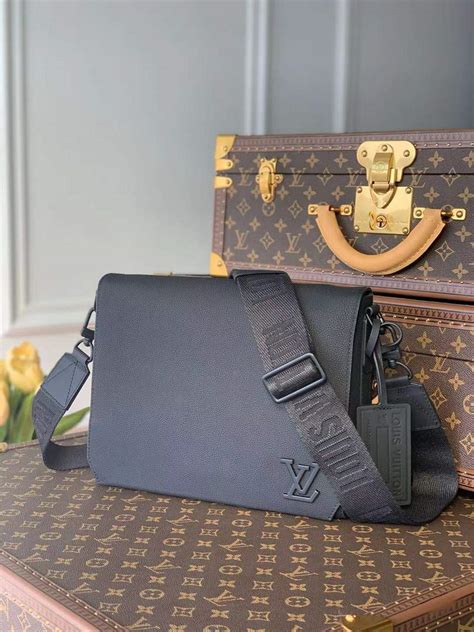 Louis Vuitton takeoff Messenger bag